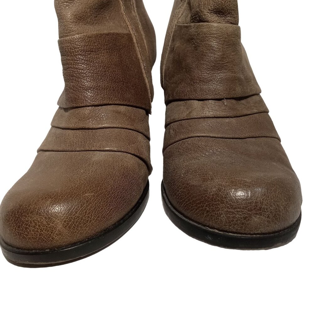Vince Camuto Belta Ankle Boots Taupe Brown Sz 8.5 Stacked Heel Zipper Pleated - Picture 2 of 16